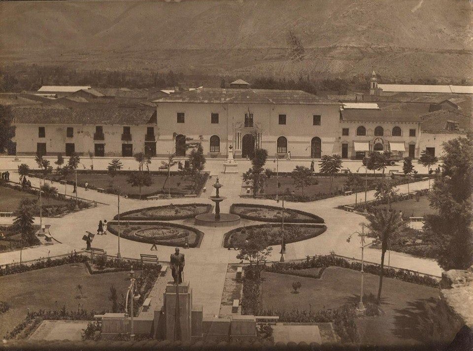 Fotografía de antaño de la plaza de armas